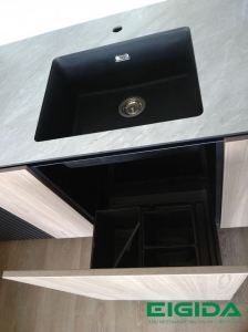 Modernūs Tikmedžio ir juodo fasado virtuvės baldaI
